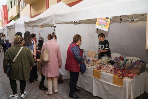 Gáldar disfruta la Feria de Artesanía y jornada de puertas abiertas en el Club del Mayor Santiago de Los Caballeros