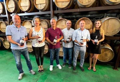 La Palma: Rueda de prensa en relaci&oacute;n a la iniciativa solidaria impulsada por Destiler&iacute;as Aldea para ayudar a la reconstrucci&oacute;n de Bodegas Tendal en la Palma.