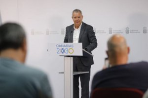 Franquis busca el consenso con los sectores y las administraciones implicadas para el puerto de Santa &Aacute;gueda