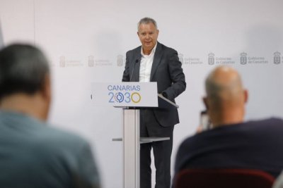 Franquis busca el consenso con los sectores y las administraciones implicadas para el puerto de Santa &Aacute;gueda