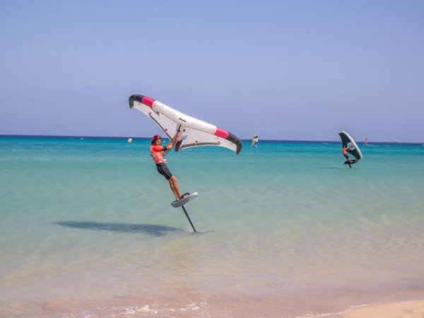 Suardiaz domina en femenino y Rattotti en masculino tras una jornada brillante de Freefly-Slalom en Fuerteventura