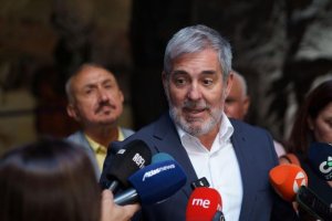 Clavijo pide máxima celeridad en el reparto de menores tras solicitar la contingencia migratoria extraordinaria