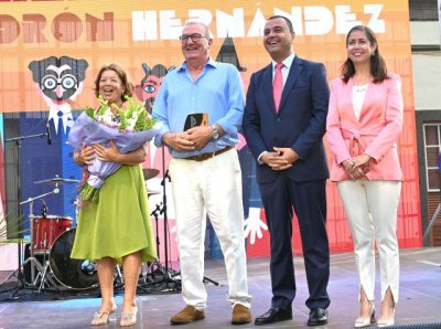 Guía brinda un homenaje a Ricardo Padrón y le ‘regala’ un Papagüevo para que forme parte siempre de los emblemáticos Pasacalles de las fiestas de La Virgen