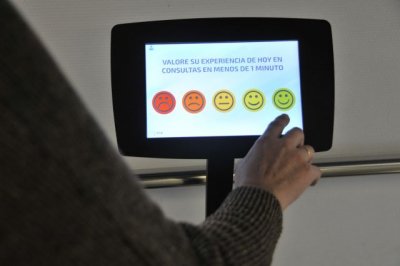 El Hospital Dr. Negrín actualiza su sistema de realización de encuestas utilizando dispositivos táctiles y SMS