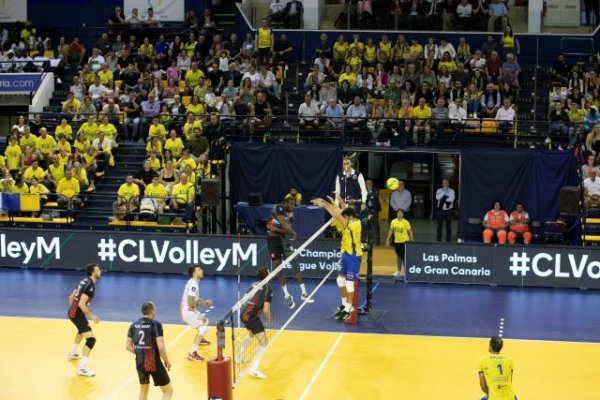 Voleibol: Un CV Guaguas combativo no puede con el muro turco y cede en la ida 1-3
