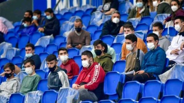 La mascarilla seguirá siendo obligatoria en los estadios y pabellones
