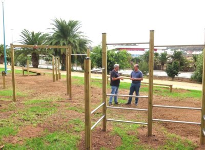 El Ayuntamiento de Guía renueva los aparatos de calistenia y el mobiliario urbano del Parque de El Bardo