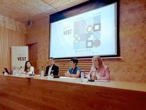 Un estudio del CIFP Las Indias revela semejanzas de la vestimenta canaria del siglo XVIII y otras regiones europeas