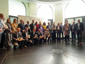 FADEMUR sigue aglutinando reconocimientos y recibe el Premio Qcom.es 2025 a la mejor asociaci&oacute;n