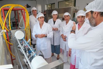 Jéssica de León y Lola García visitan el primer plan de formación de elaboración de queso de Canarias