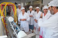 Jéssica de León y Lola García visitan el primer plan de formación de elaboración de queso de Canarias