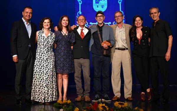 Guía rinde homenaje a Paco Castellano, cofundador de la Escuela de Actores de Canarias, durante el VI Encuentro de Creadores Guienses