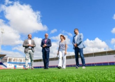 El campo de f&uacute;tbol Pablo Hern&aacute;ndez de Telde estrena un nuevo c&eacute;sped artificial