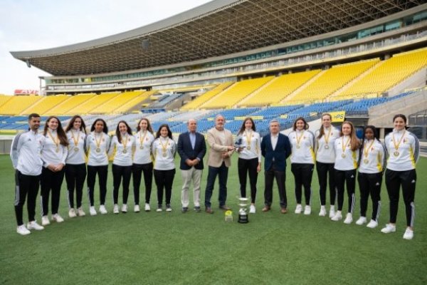 Francisco Castellano felicita al CD Heidelberg tras su ascenso a la Liga Iberdrola de Voleibol