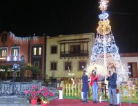 Gu&iacute;a dio el pistoletazo de salida a las fiestas con el encendido del alumbrado de Navidad