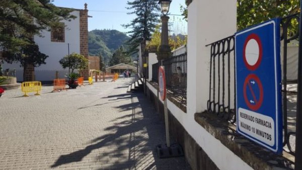 Teror: Reubicados los estacionamientos de la farmacia y de minusv&aacute;lidos de la calle P&eacute;rez Villanueva