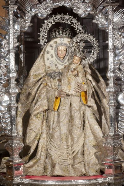 Teror: La imagen de la Virgen del Pino luce desde este viernes con el manto de Los Pinos