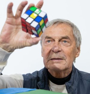 La Biblioteca Insular celebra el 50 cumpleaños del juego más famoso y vendido del mundo, &#039;el cubo de Rubik&#039;