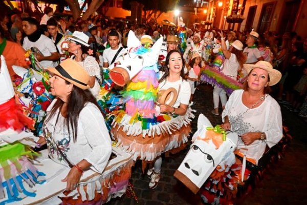 Cientos de Caballitos de Fuego inundan el casco de Gáldar