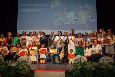 El Gobierno entrega 10 distintivos de excelencia a la innovaci&oacute;n educativa y 56 premios por proyectos y concursos