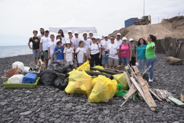 Transición Ecológica reúne a más de 50 voluntarios para limpiar dos playas canarias junto al Proyecto LIBERA